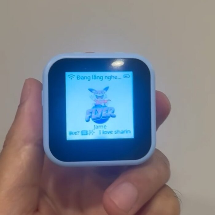 Bingo Robot trên tay, màn hình hiển thị Bingo và logo FLYER